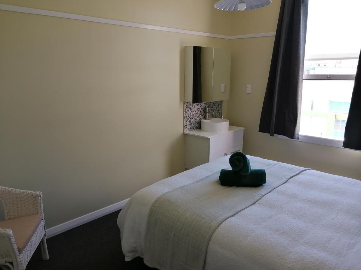 The Duke Hostel Greymouth Exterior foto A room at the hotel