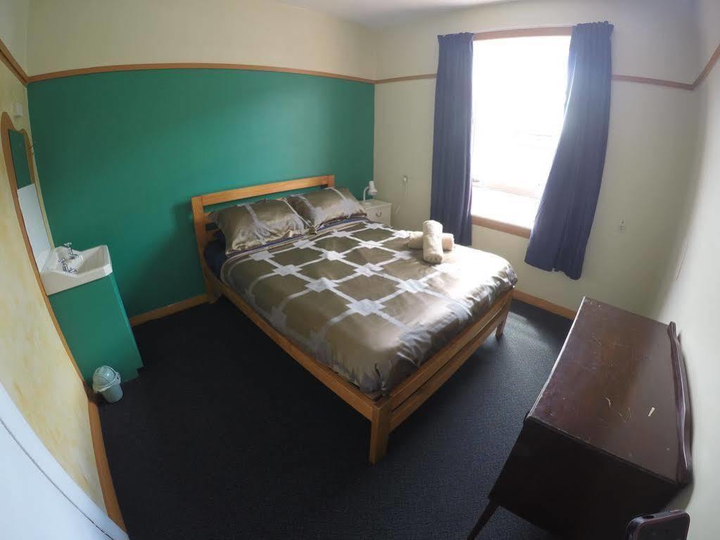 The Duke Hostel Greymouth Exterior foto A bedroom at the hostel